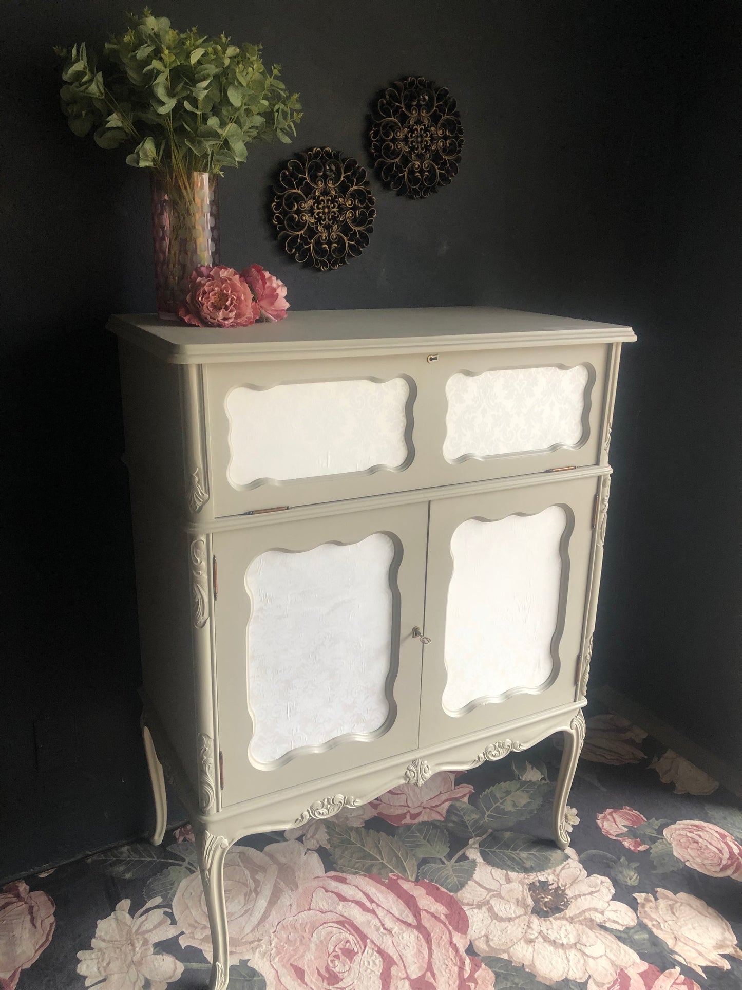 Elegant Drinks Cabinet / Small Linen