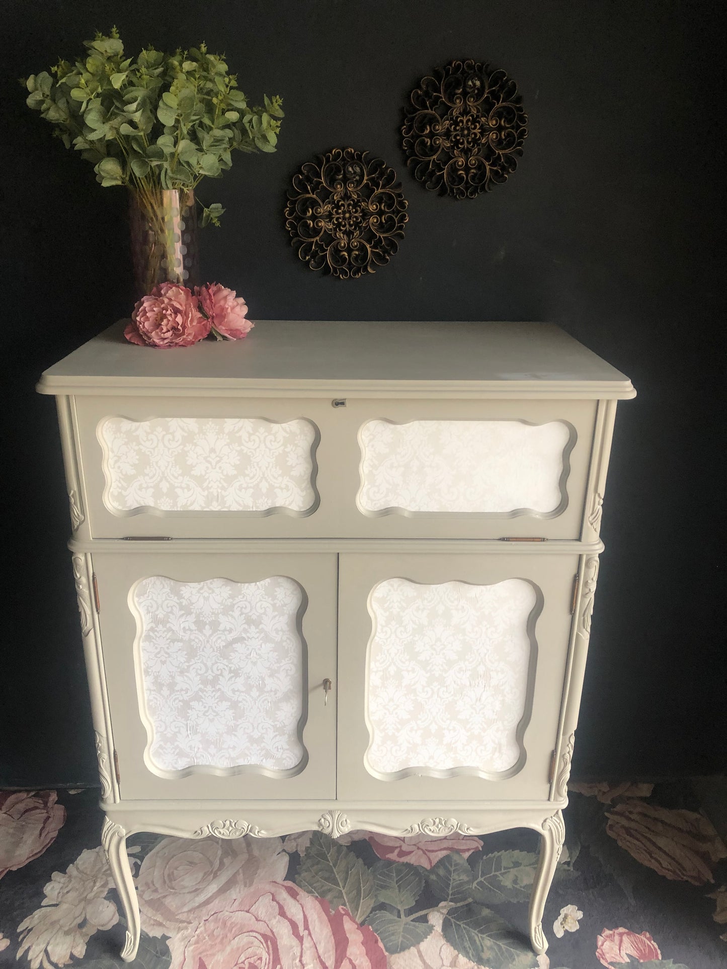 Elegant Drinks Cabinet / Small Linen