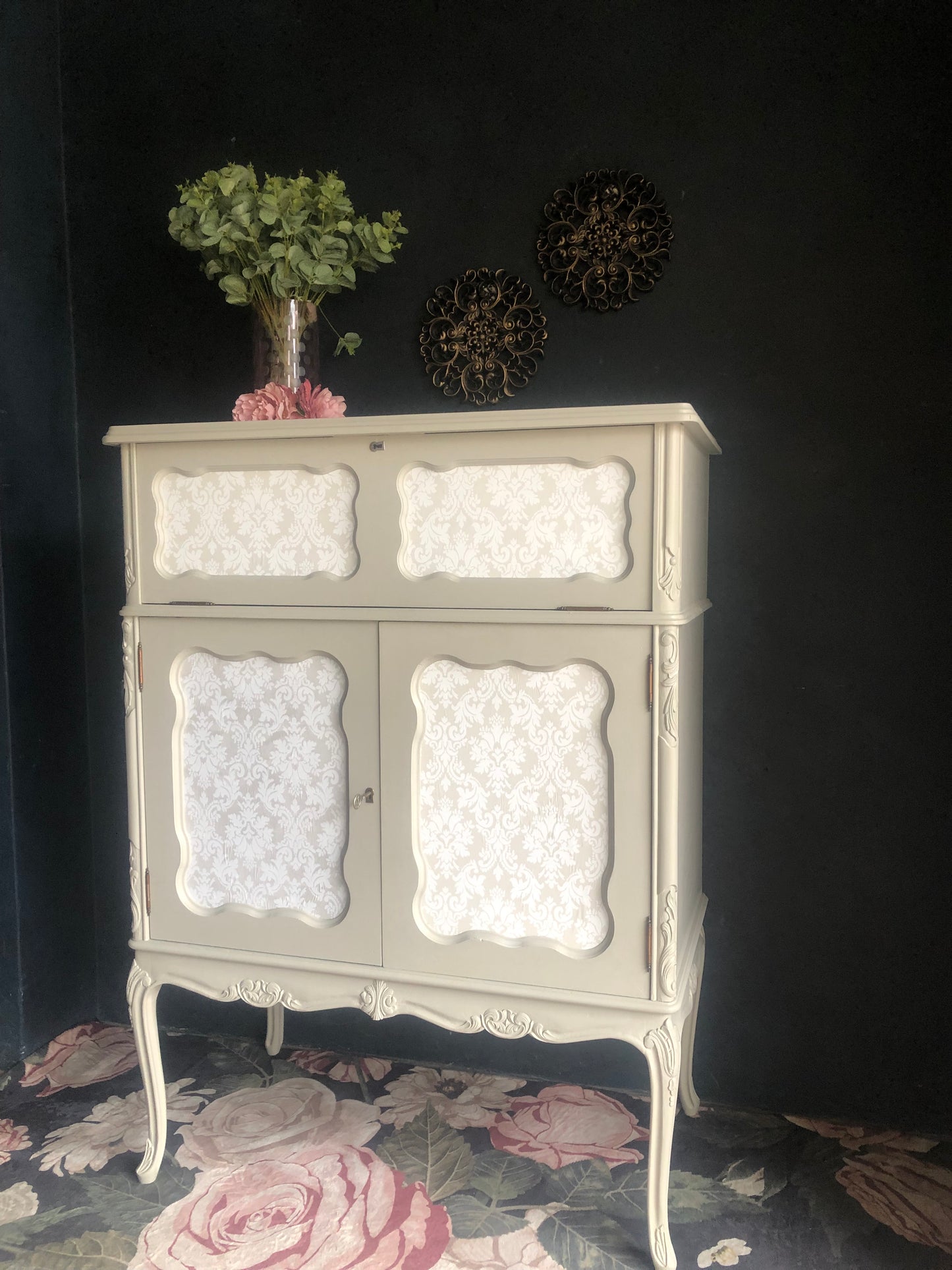 Elegant Drinks Cabinet / Small Linen