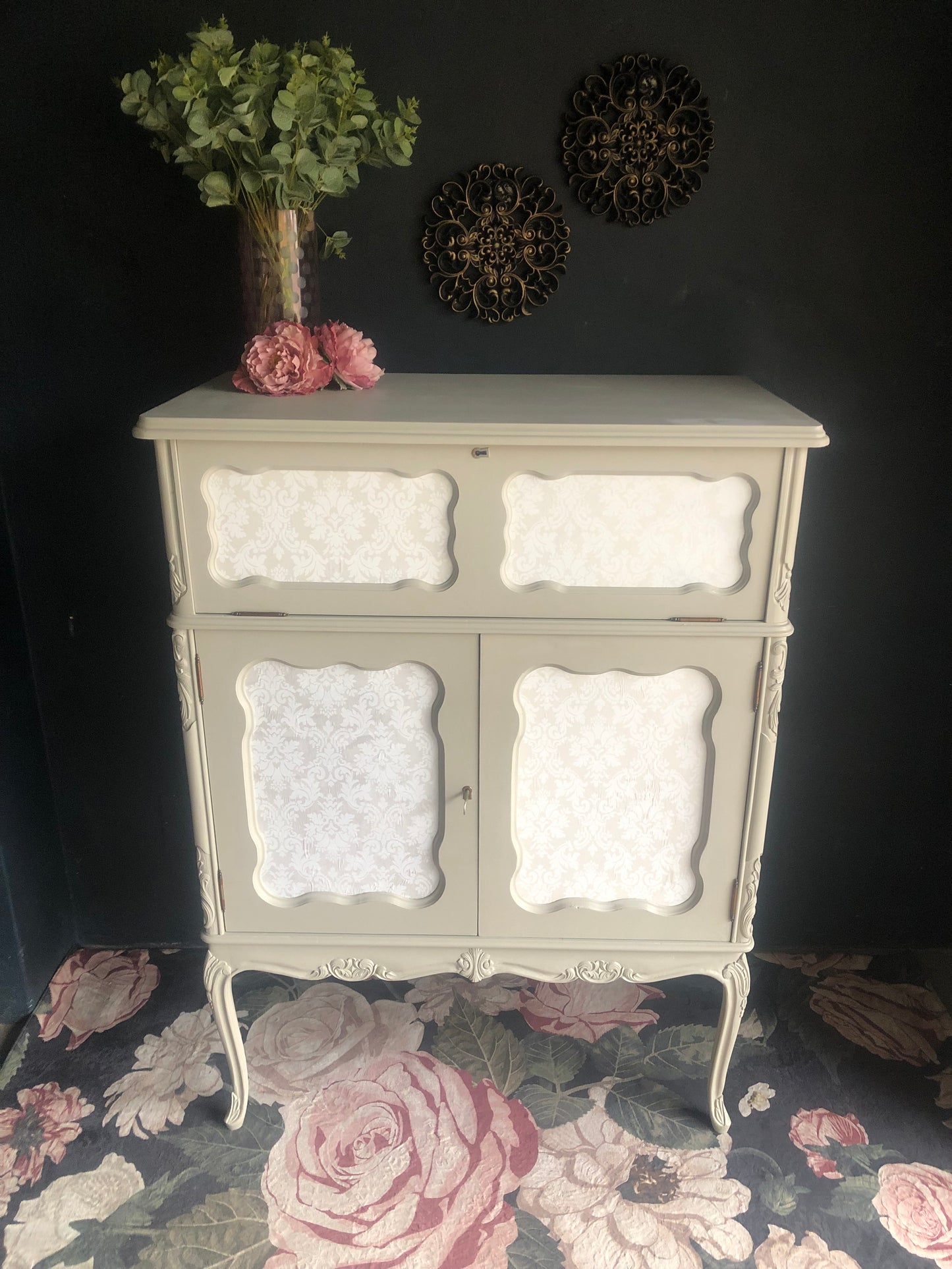 Elegant Drinks Cabinet / Small Linen