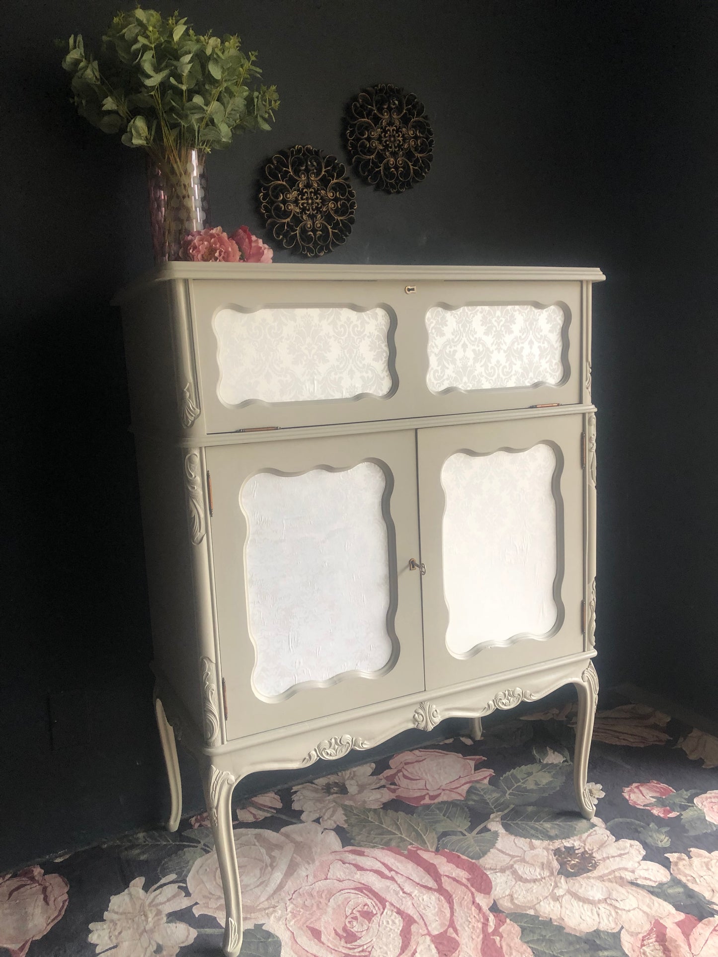 Elegant Drinks Cabinet / Small Linen