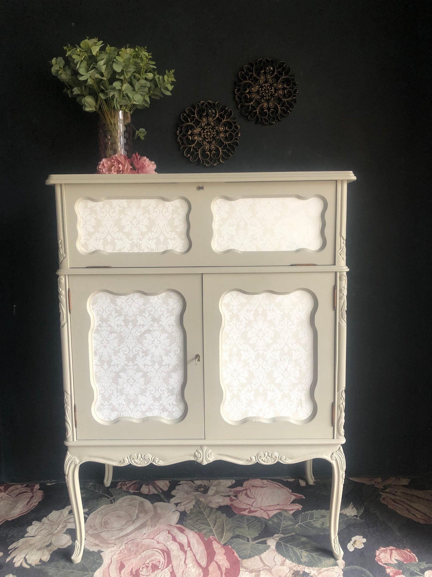 Elegant Drinks Cabinet / Small Linen