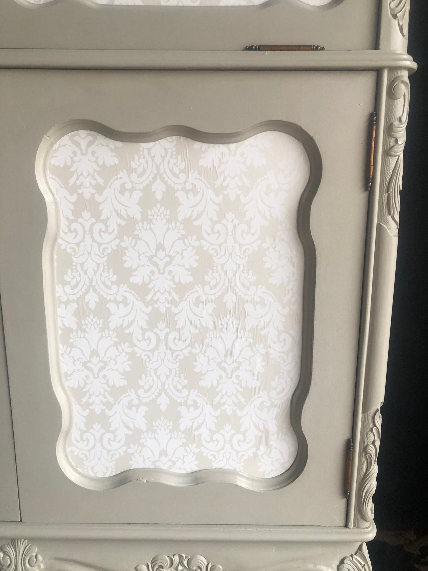 Elegant Drinks Cabinet / Small Linen