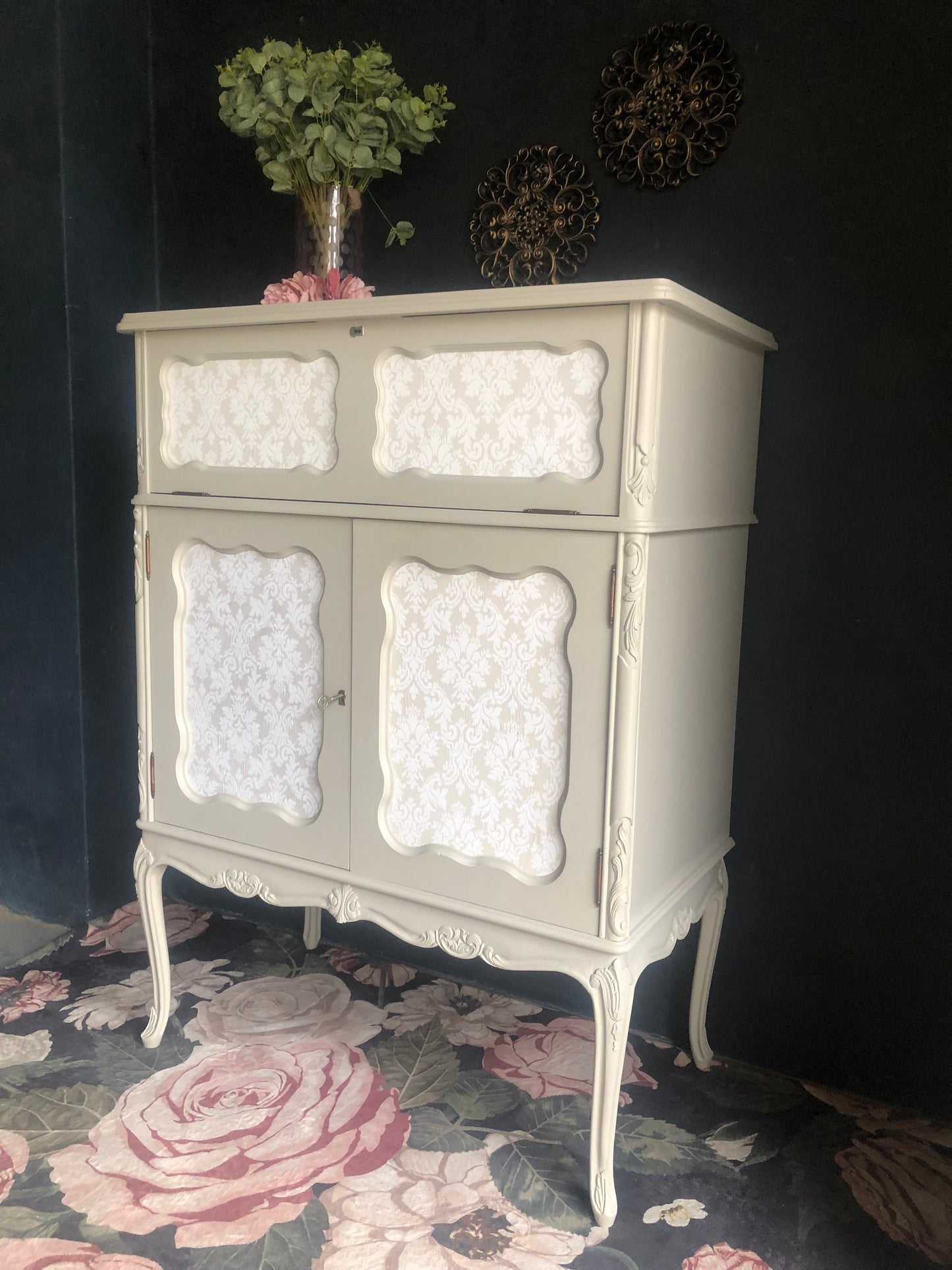 Elegant Drinks Cabinet / Small Linen