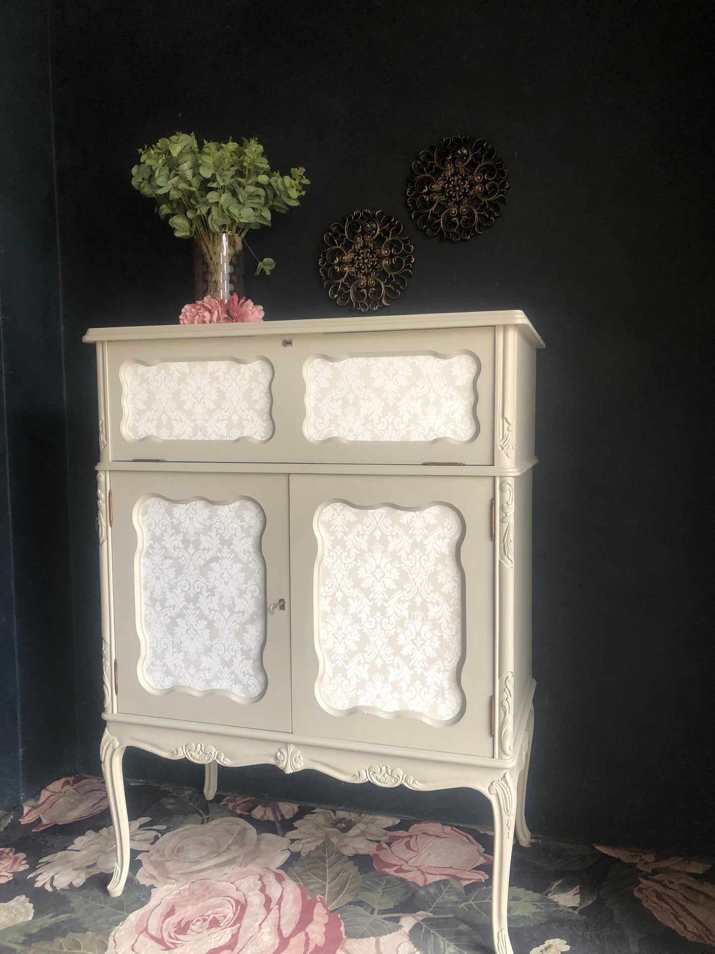 Elegant Drinks Cabinet / Small Linen