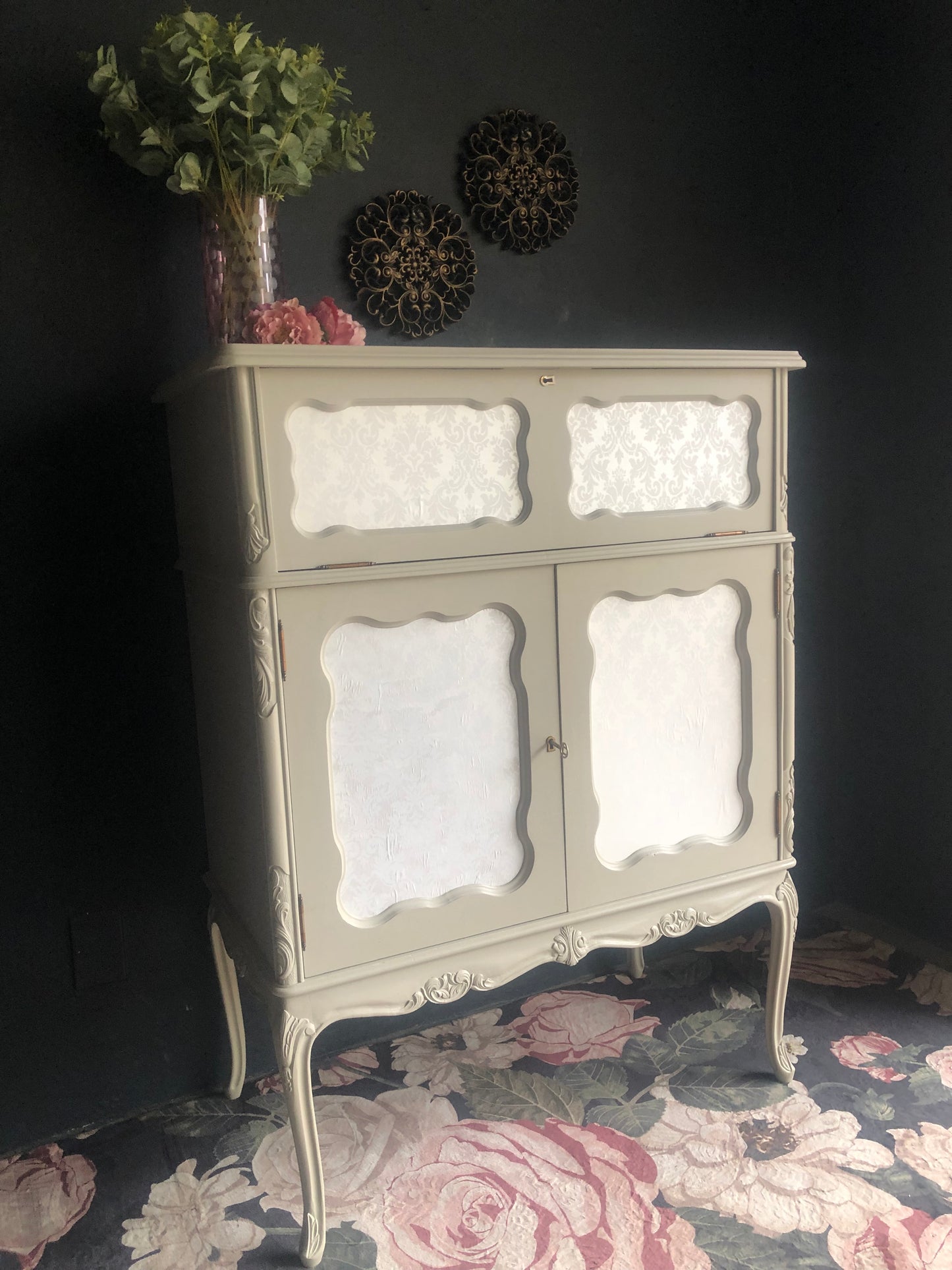 Elegant Drinks Cabinet / Small Linen