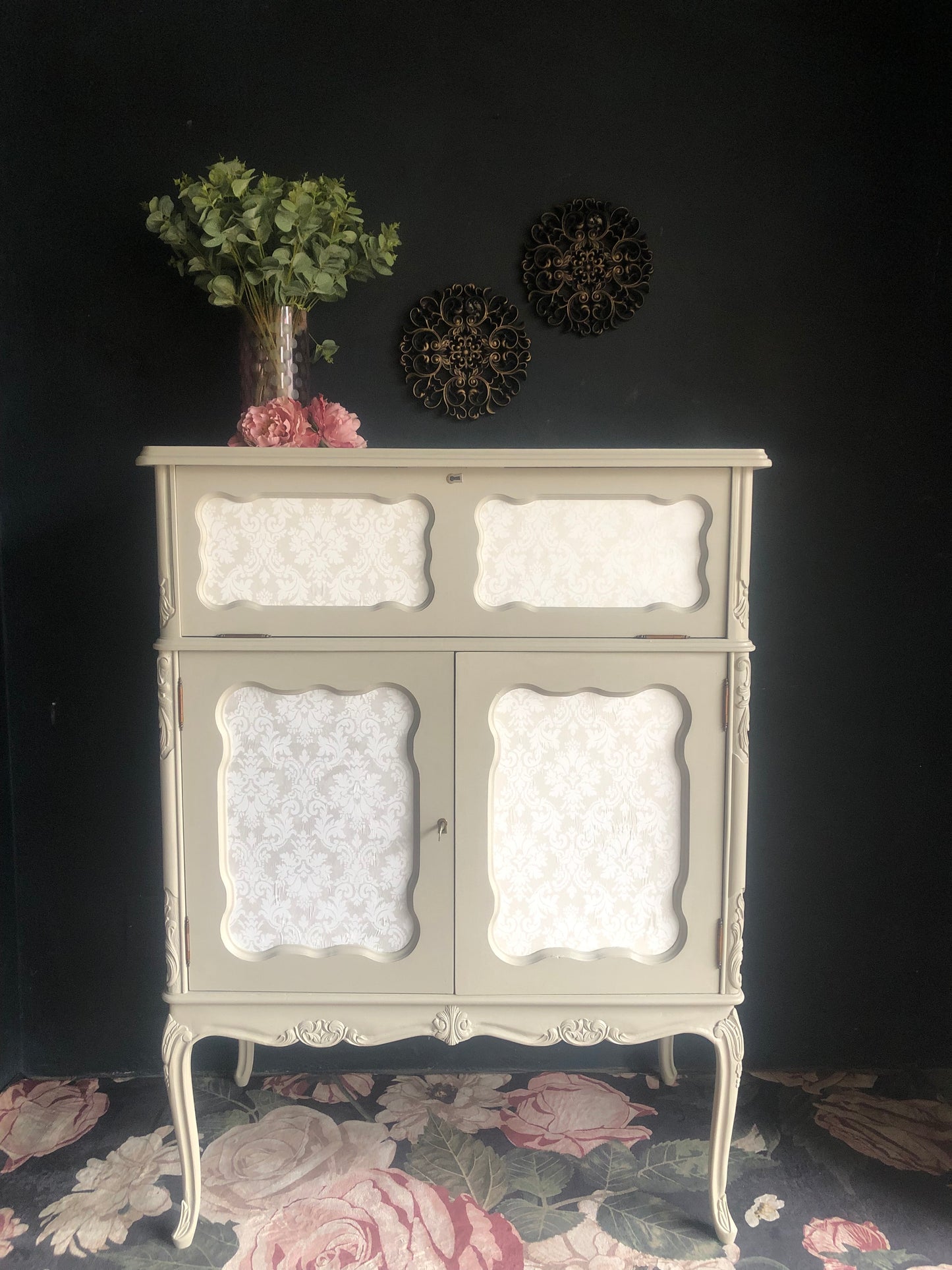 Elegant Drinks Cabinet / Small Linen