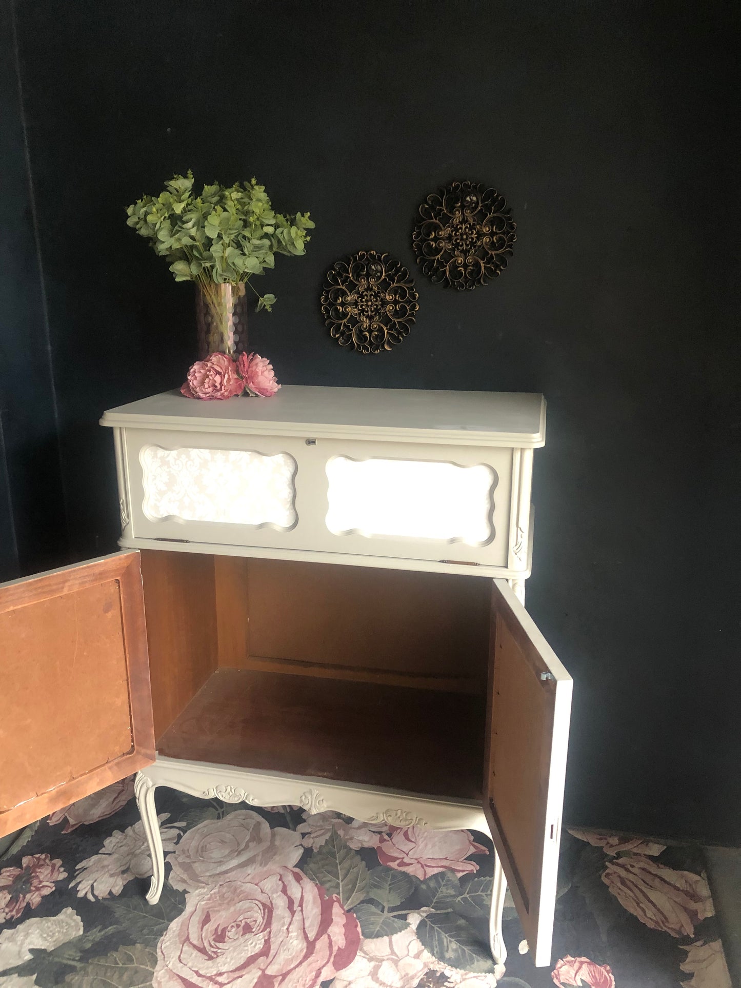 Elegant Drinks Cabinet / Small Linen