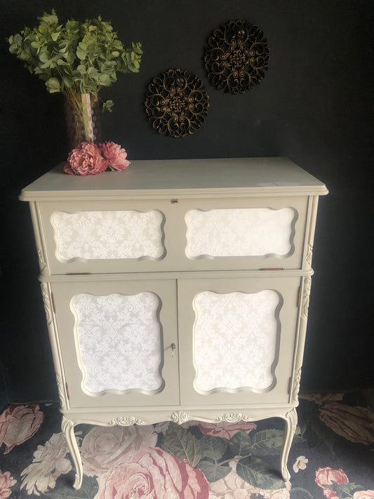 Elegant Drinks Cabinet / Small Linen