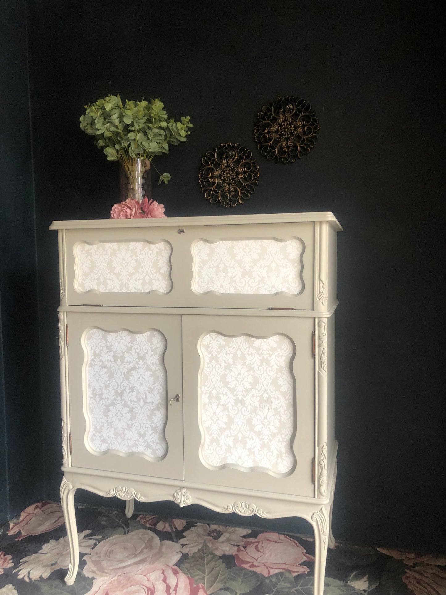 Elegant Drinks Cabinet / Small Linen